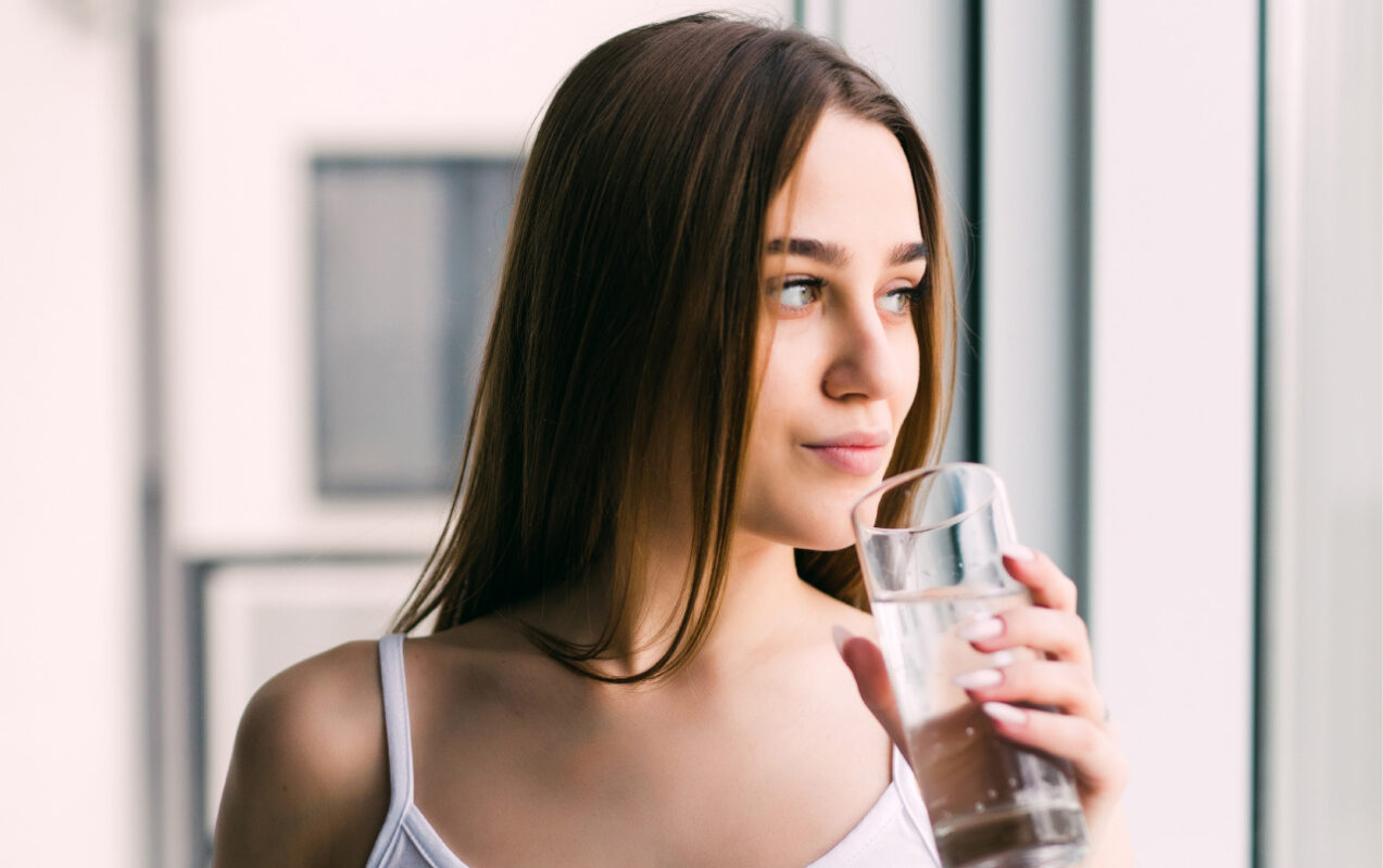 ¿Qué pasa con tu piel cuando no bebes suficiente agua?