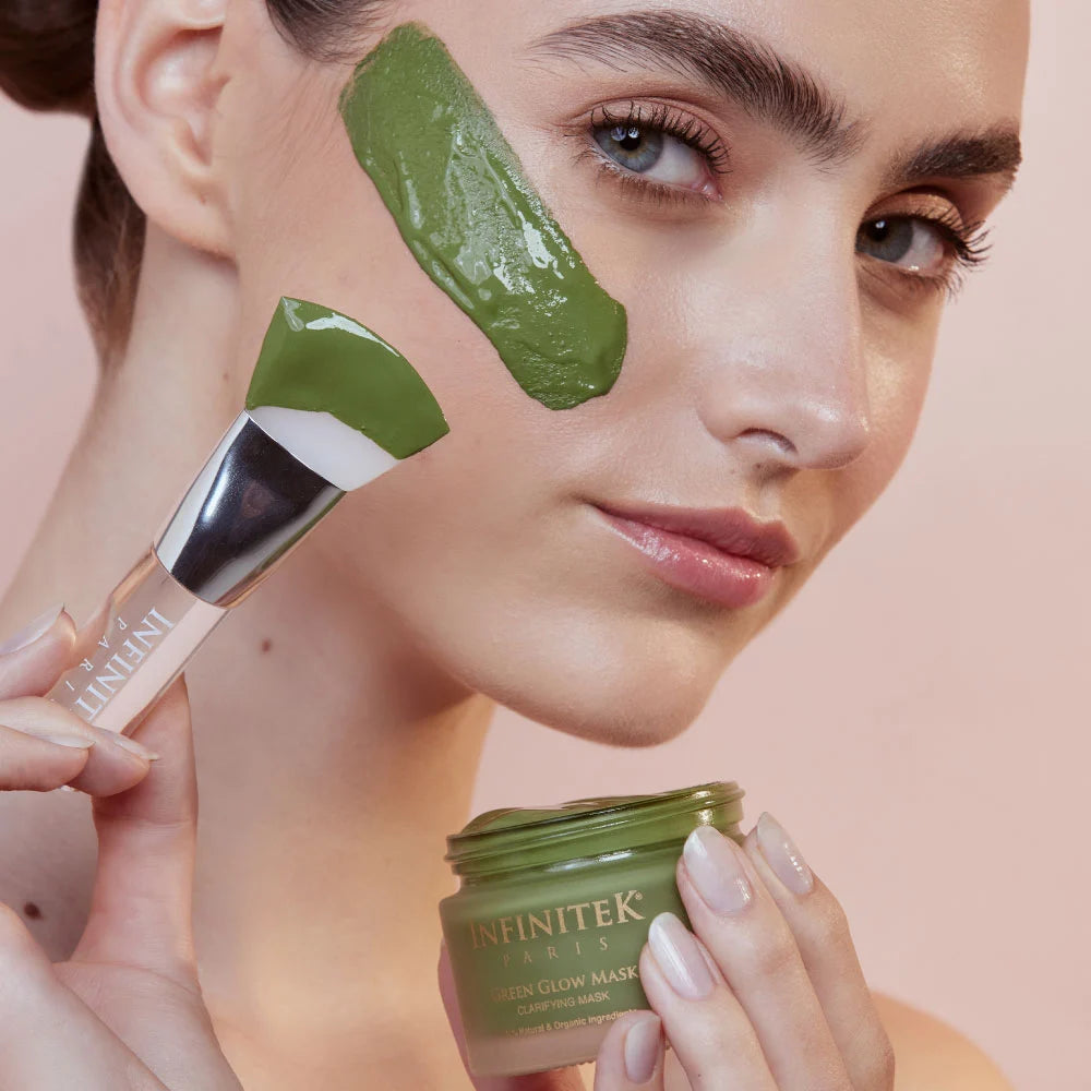 modelo aplicandose en el rostro Mascarilla Green Glow Mask