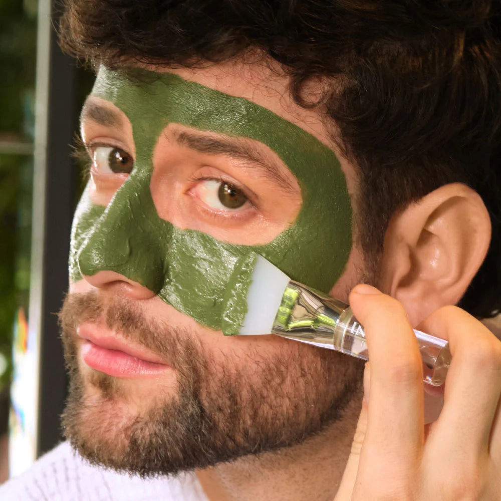 modelo hombre masculino aplicando en la cara Mascarilla Green Glow Mask