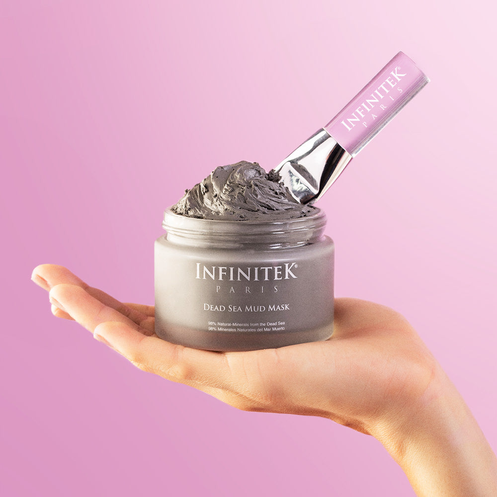 mano sosteniendo con brocha  Mascarilla de Barro del Mar Muerto