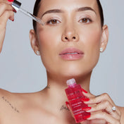 modelo luisa ferndanda w aplicandose en el rostro suero Serum Clarificante Crystal Rose