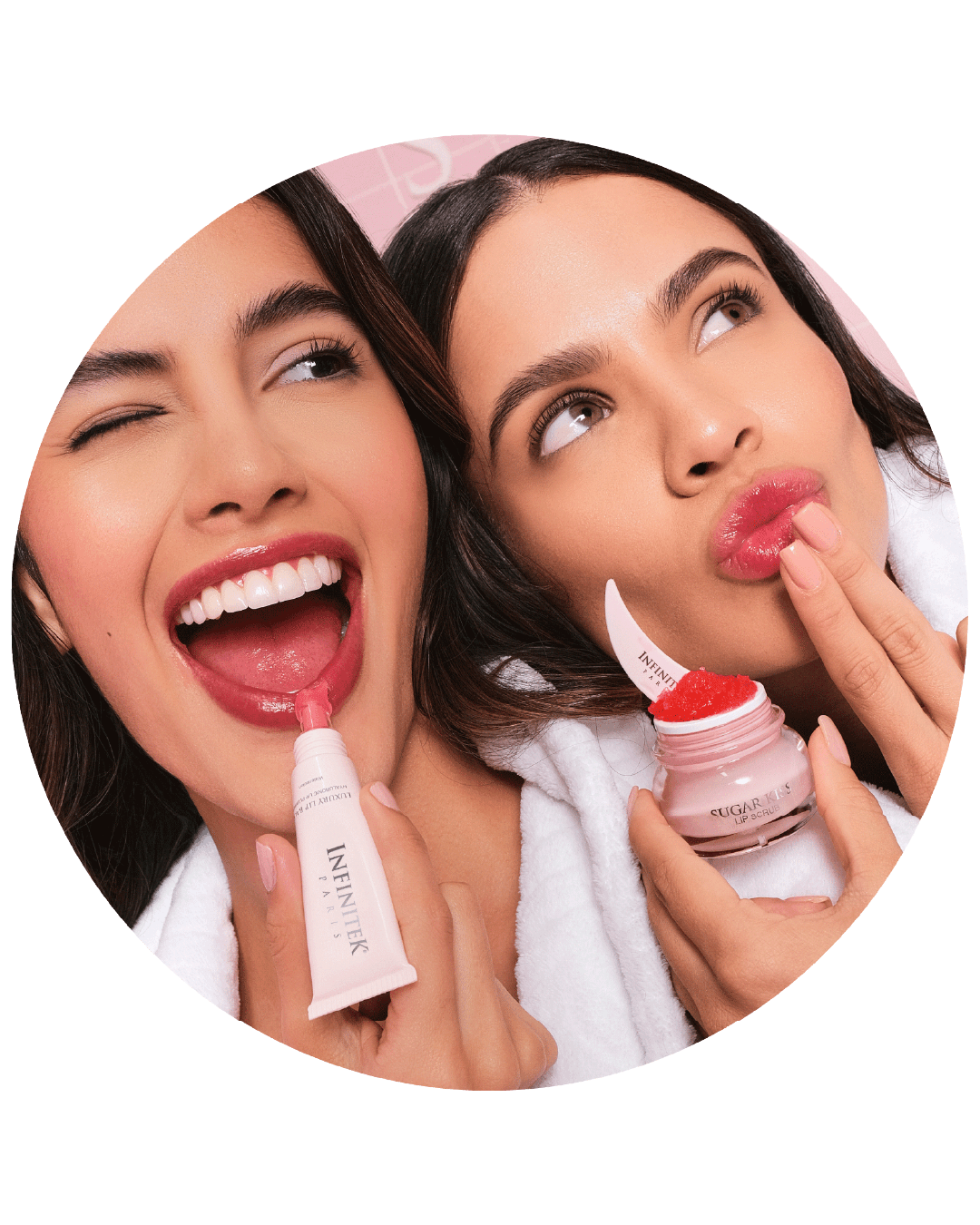 dos_modelos_mujeres_sonriendo_usando_lip_balm_y_sukar_kiss.png