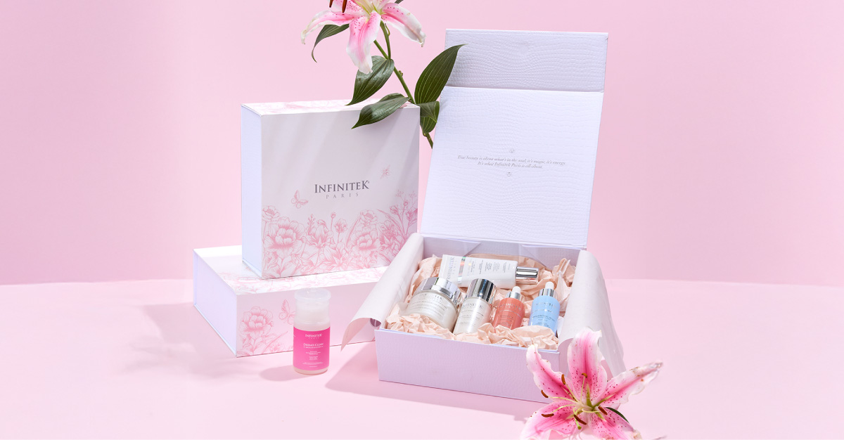 portada blog El Jardín Secreto de Mamá Donde Florece la Magia, caja edicion limitada para madres 2025, flower box, con productos de infinitek paris adentro como retinol, contorno de ojos, protector solar, vitamina c y acido hialuronico