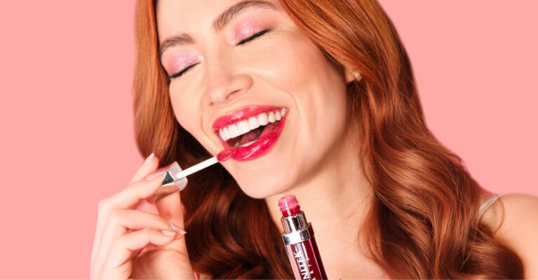 portada blog Soluciones avanzadas en dermocosmética y cuidado facial mostrando a lina tejeiro modelo e influencer con un frasco de acido hialuronico con silicio organico, aplicandose en el rostro o cara