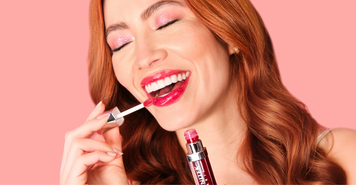 portada blog Soluciones avanzadas en dermocosmética y cuidado facial mostrando a lina tejeiro modelo e influencer con un frasco de acido hialuronico con silicio organico, aplicandose en el rostro o cara