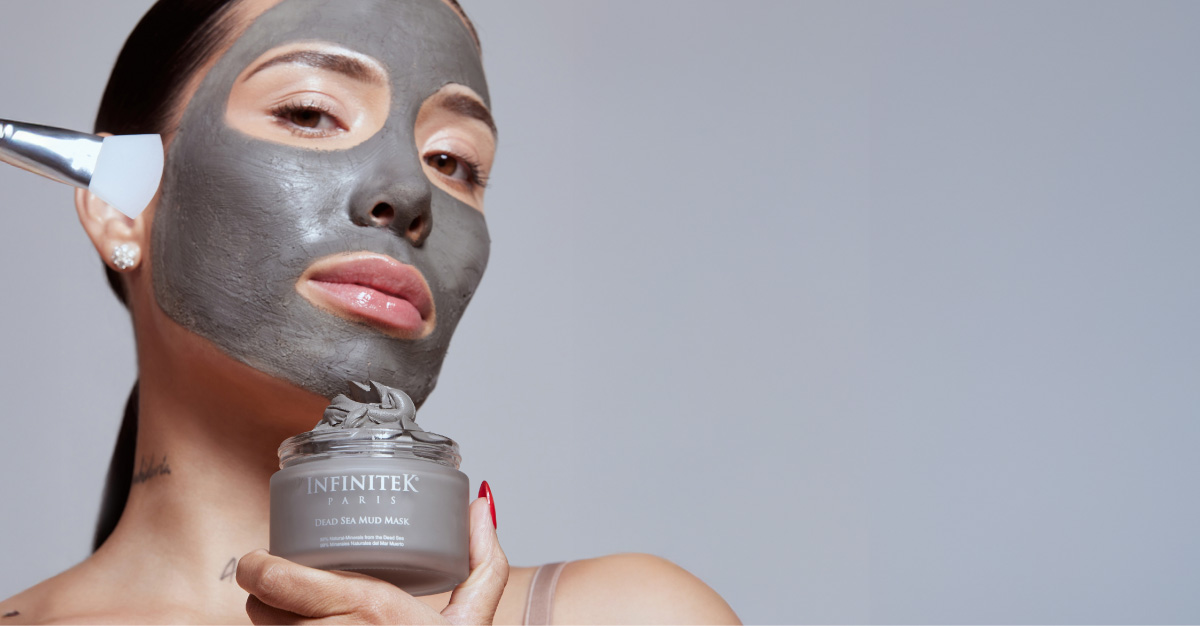 mujer modelo luisa fernanda w aplicandose en el rostro mascarilla de barro del mar muerto de infinitek paris