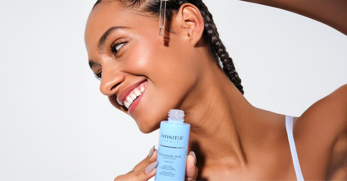 mujer modelo afro aplicandose en el rostro acido hialuronico de infinitek paris