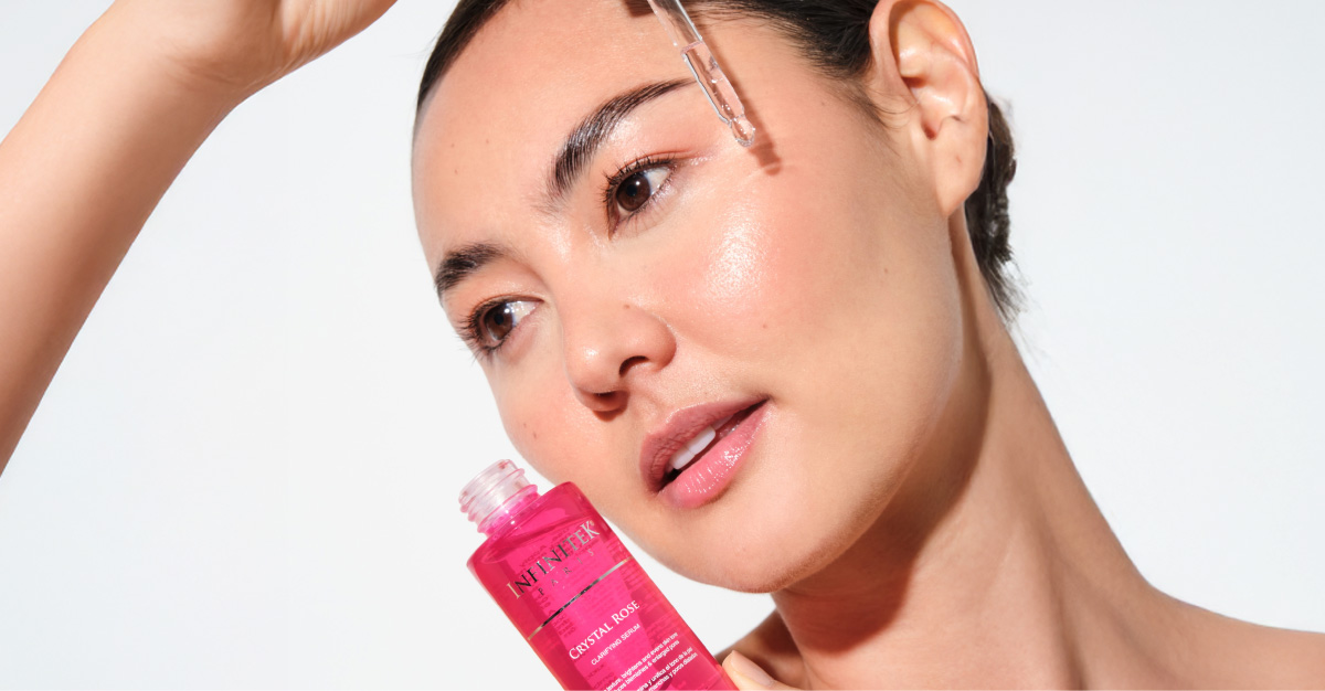 mujer modelo asiatica aplicandose en el rostro serum crystal rose de infinitek paris
