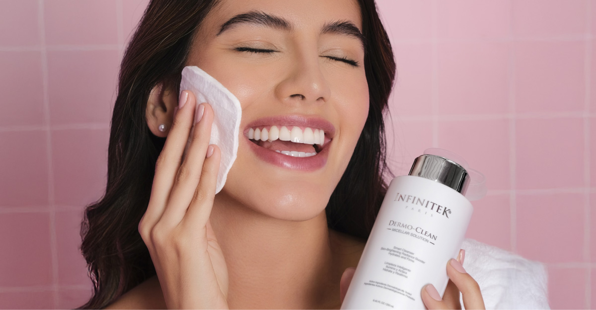 mujer modelo latina aplicandose en el rostro dermo clean solucion micelar de infinitek paris
