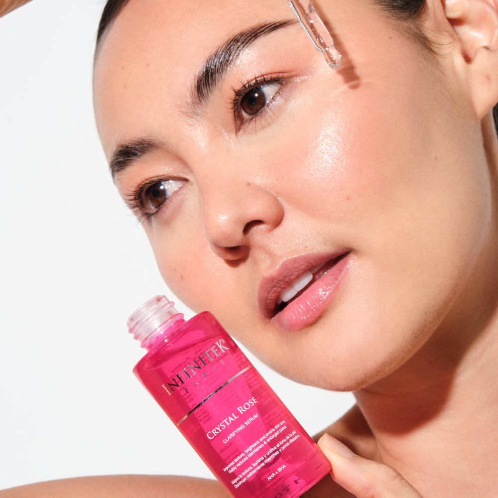 mujer modelo asiatica aplicandose en el rostro serum crystal rose de infinitek paris