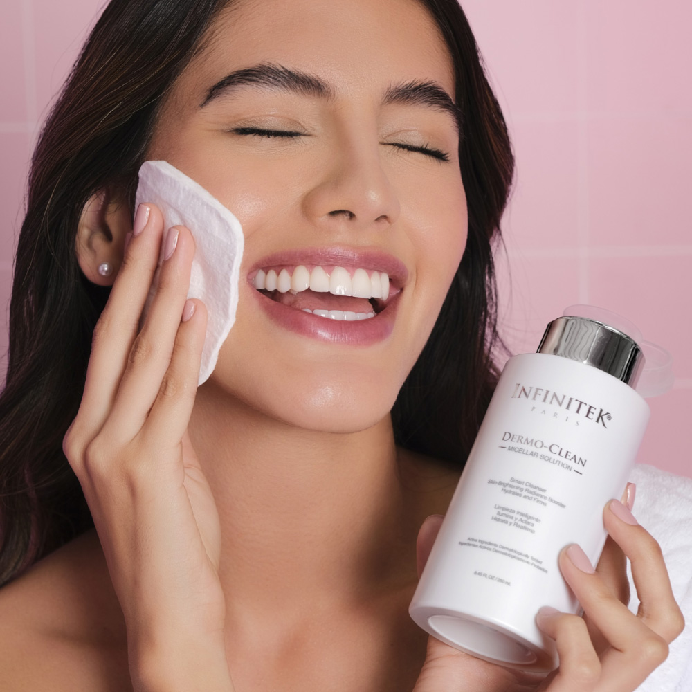 mujer modelo latina aplicandose en el rostro dermo clean solucion micelar de infinitek paris