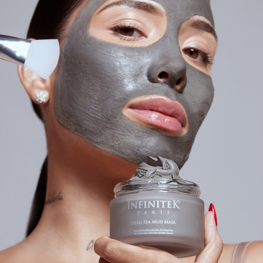 mujer modelo luisa fernanda w aplicandose en el rostro mascarilla de barro del mar muerto de infinitek paris